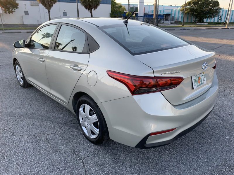 Hyundai Accent a noleggio