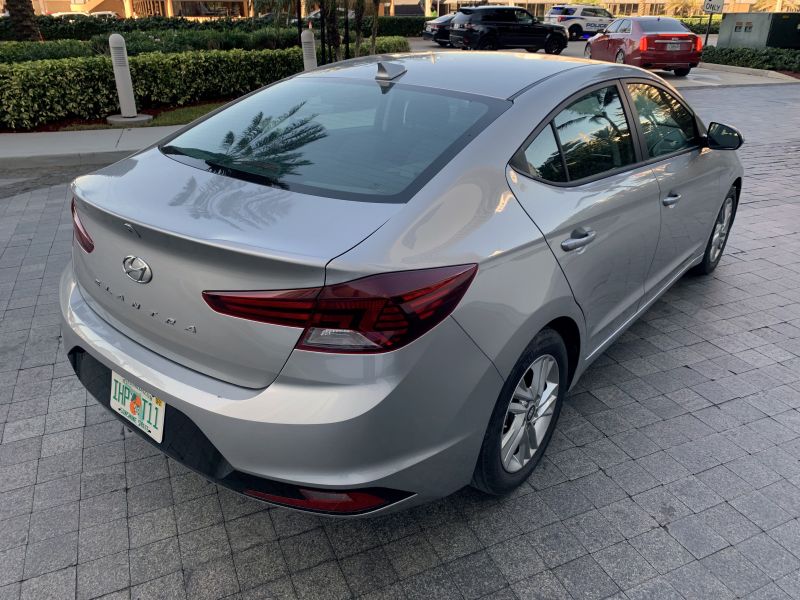 Hyundai Elantra alquiler del coche