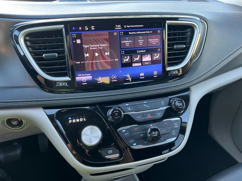 Chrysler Pacifica Hybrid pic #3382