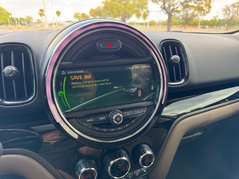 MINI Countryman Plug-In Hybrid pic #4824