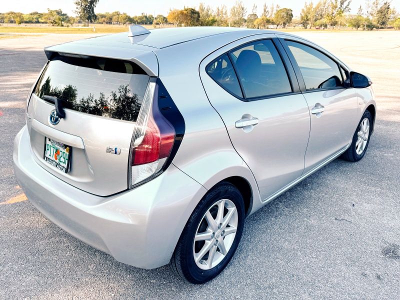 Toyota Prius C Four zu vermieten