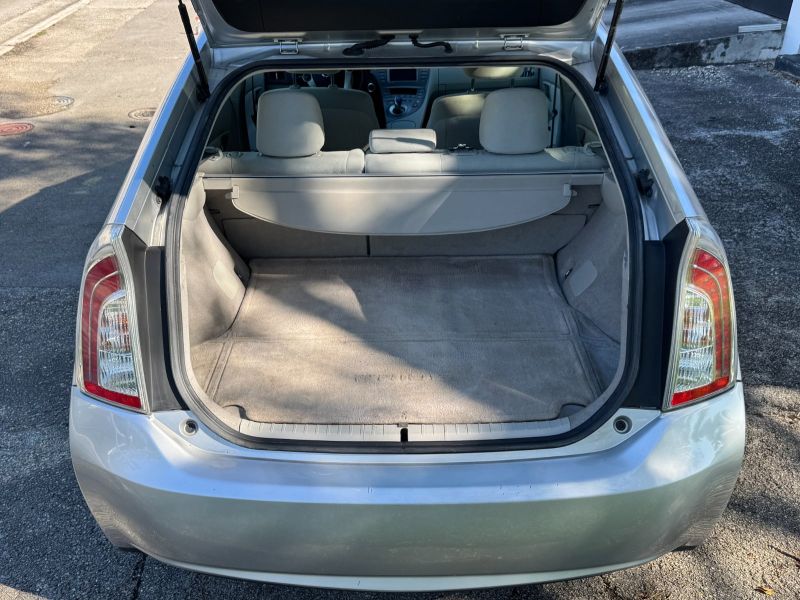 Toyota Prius Three pic #5021