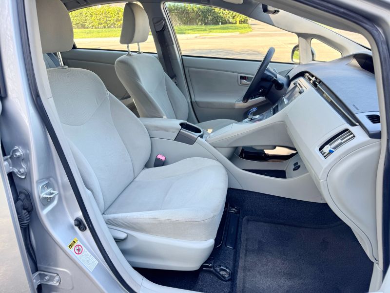 Toyota Prius Three pic #5027