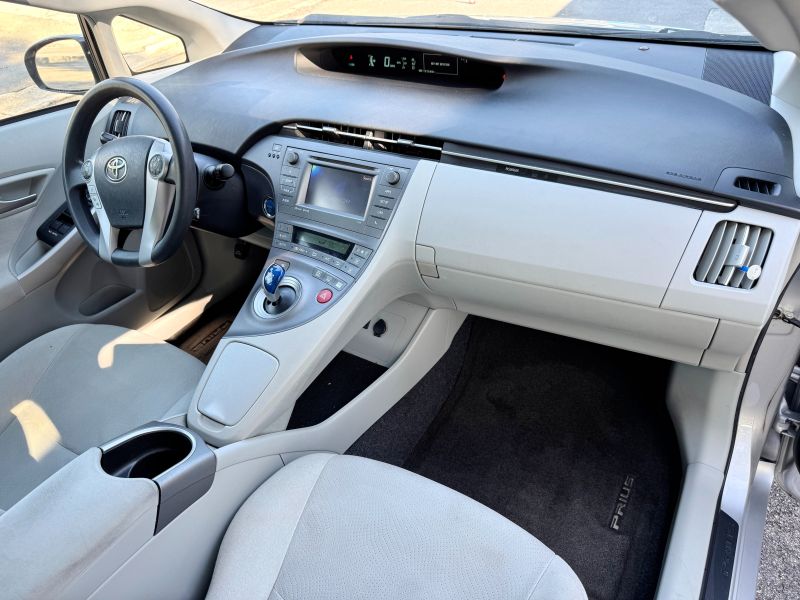 Toyota Prius Three pic #5028