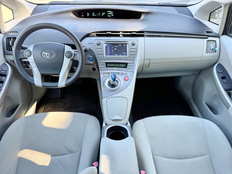 Toyota Prius Three pic #5029