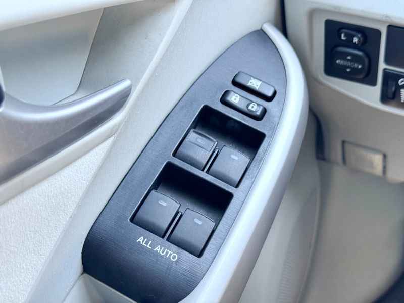 Toyota Prius Three pic #5033