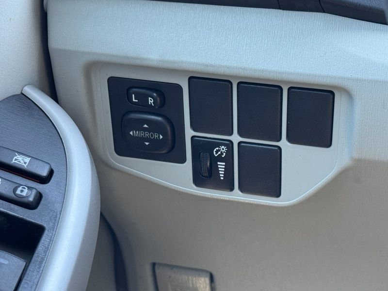 Toyota Prius Three pic #5034