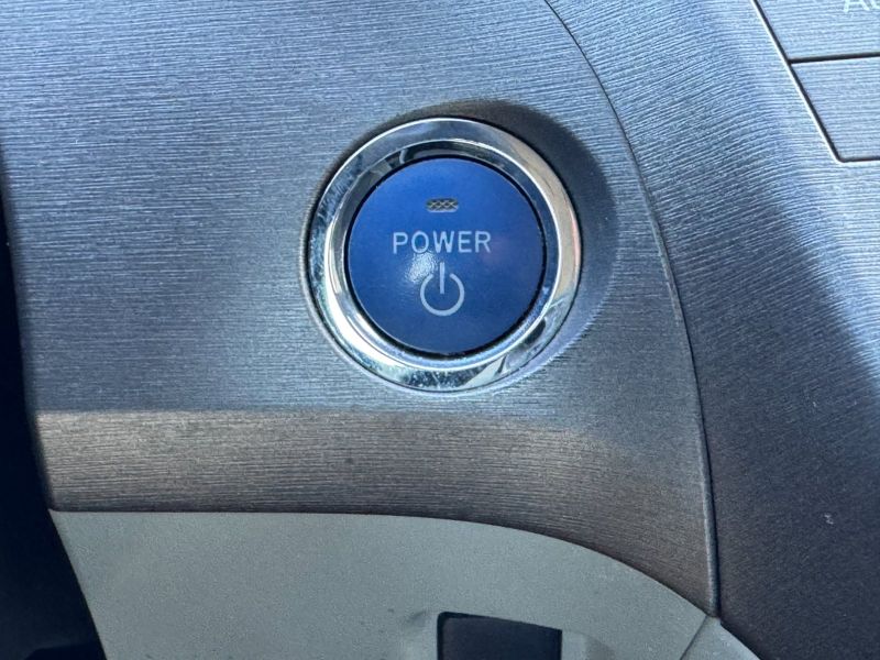 Toyota Prius Three pic #5035