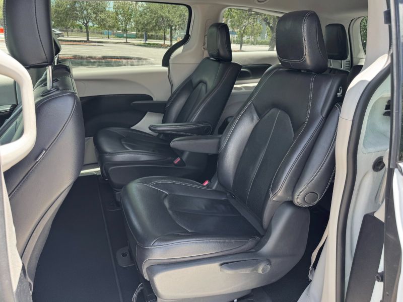 Chrysler Pacifica Hybrid pic #5213