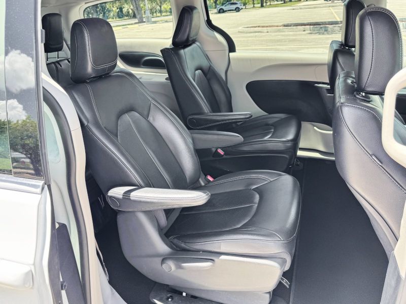 Chrysler Pacifica Hybrid pic #5216