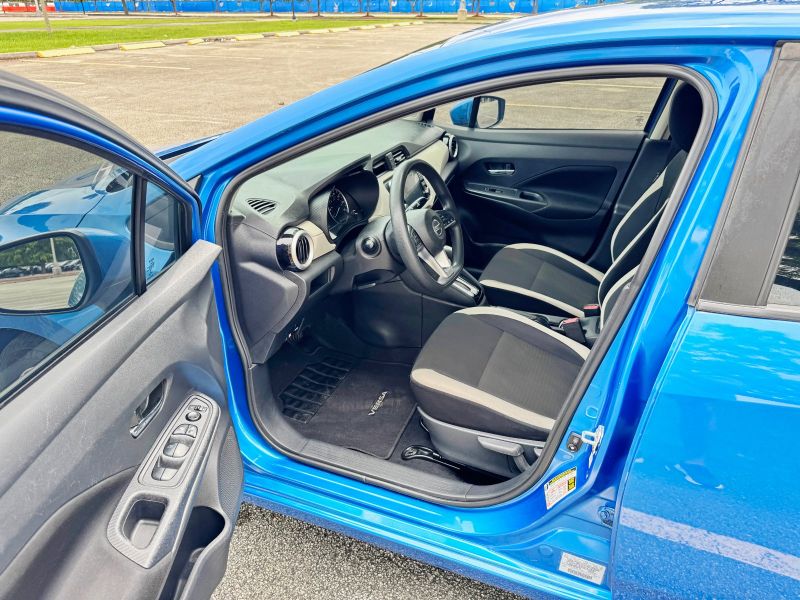 Nissan Versa SV pic #5347