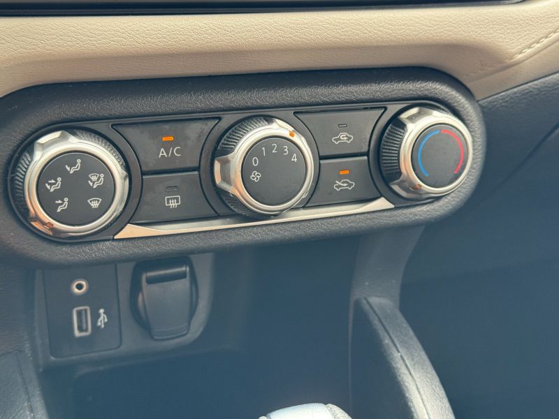 Nissan Versa SV pic #5361