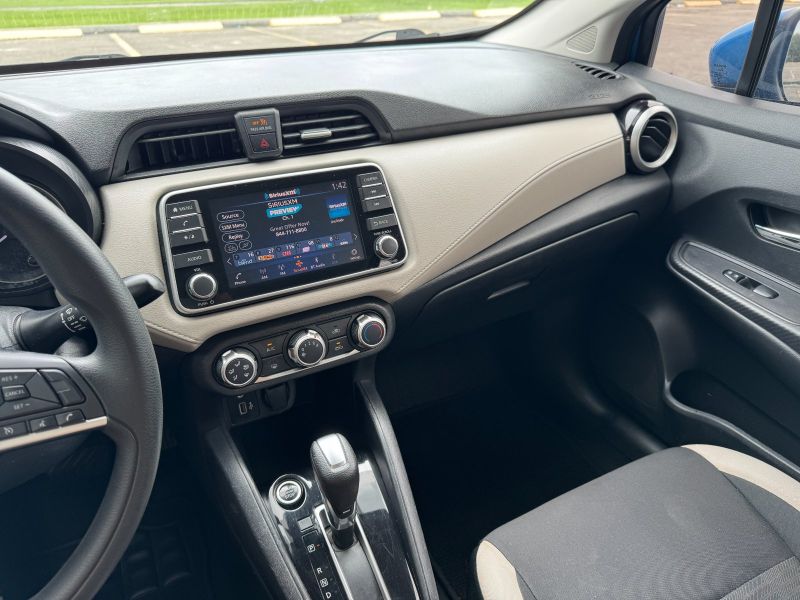 Nissan Versa SV pic #5362