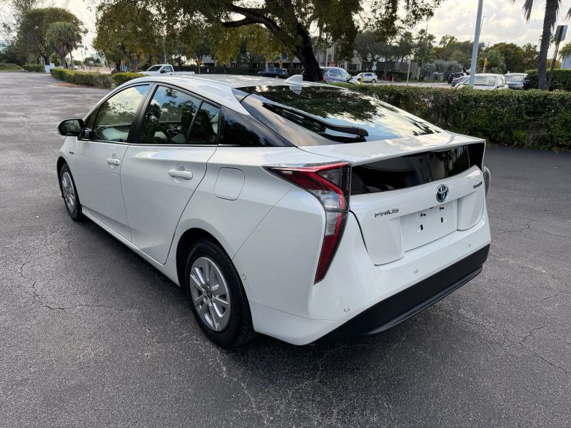 Toyota Prius Two pic #5573