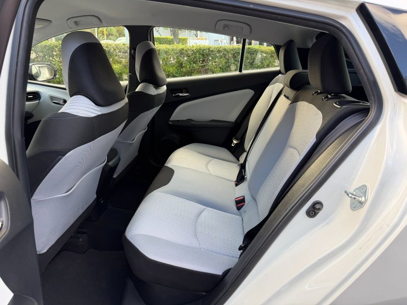 Toyota Prius Two pic #5578