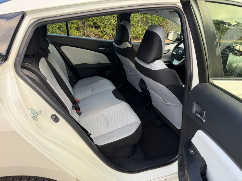 Toyota Prius Two pic #5579