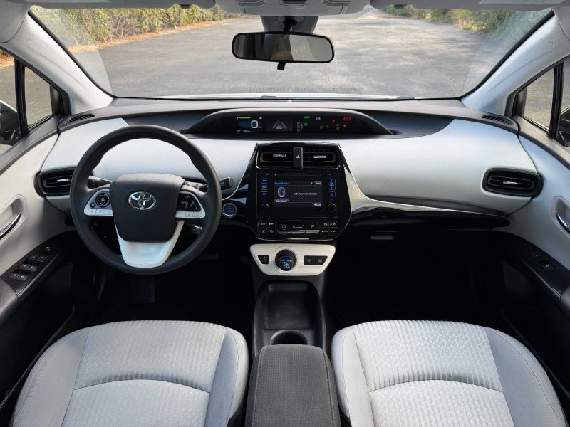 Toyota Prius Two pic #5583