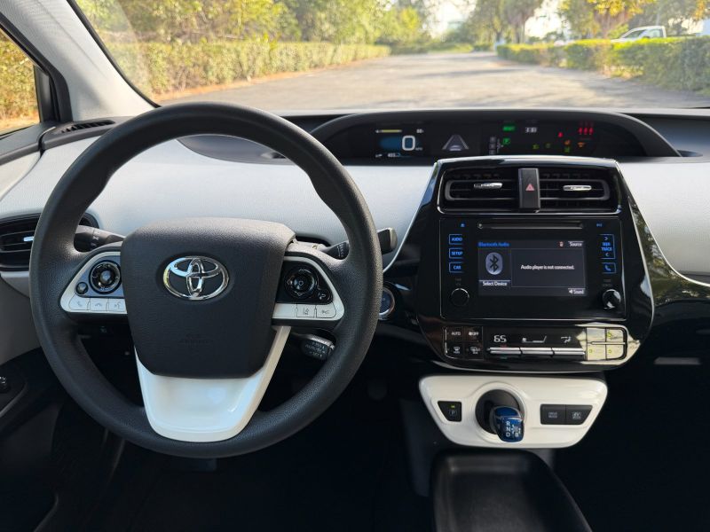 Toyota Prius Two pic #5584