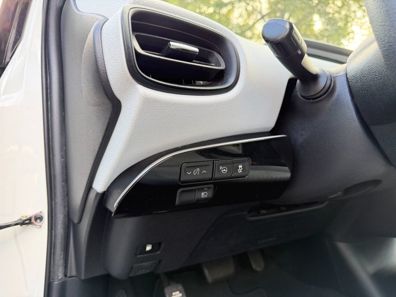 Toyota Prius Two pic #5589