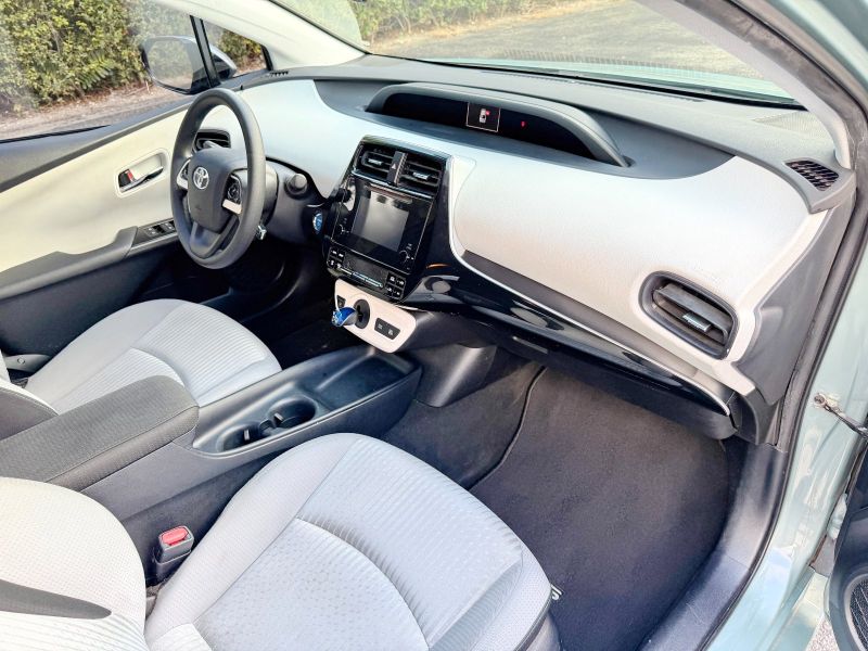 Toyota Prius Four pic #5832