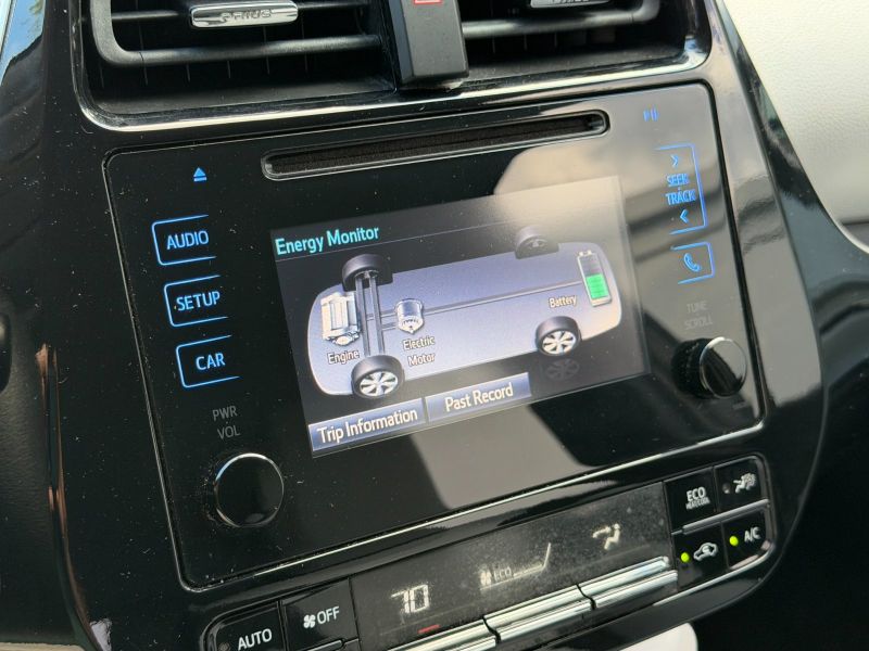 Toyota Prius Four pic #5844