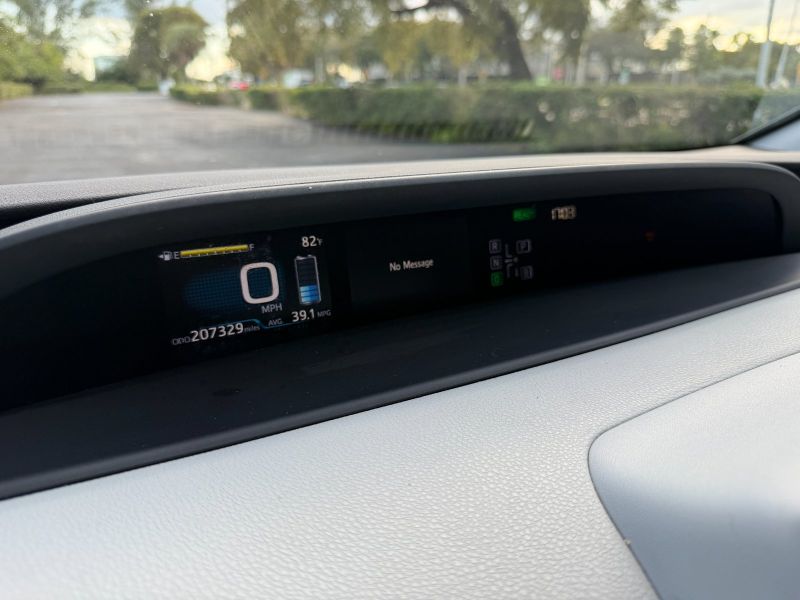 Toyota Prius Four pic #5848